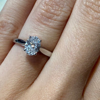 Ovale diamanten solitaire ring in platina