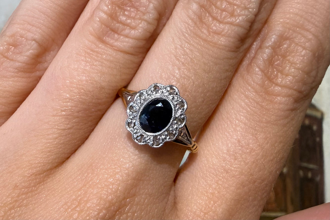 Vintage ring met saffier en roosgeslepen diamanten van 18 karaat goud en platina