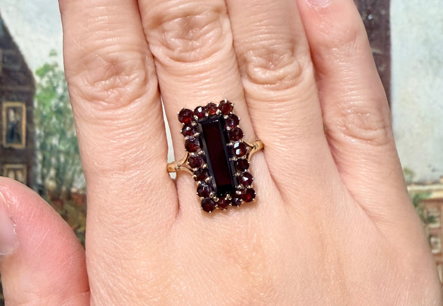 Rectangular garnet ring in 14 carat gold