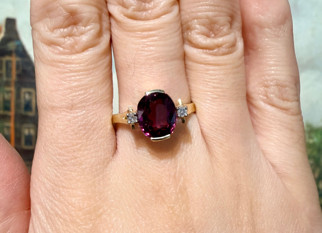 Vintage garnet and diamond ring in 14 carat gold