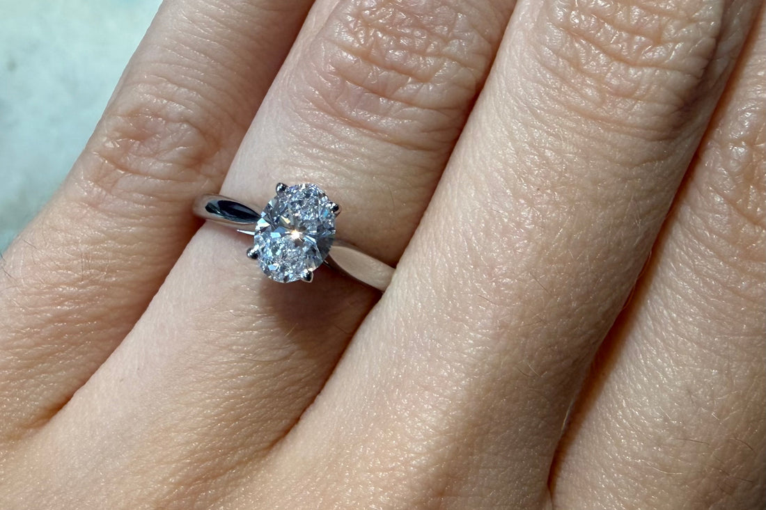 Ovale diamanten solitaire ring in platina