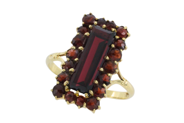Rectangular garnet ring in 14 carat gold