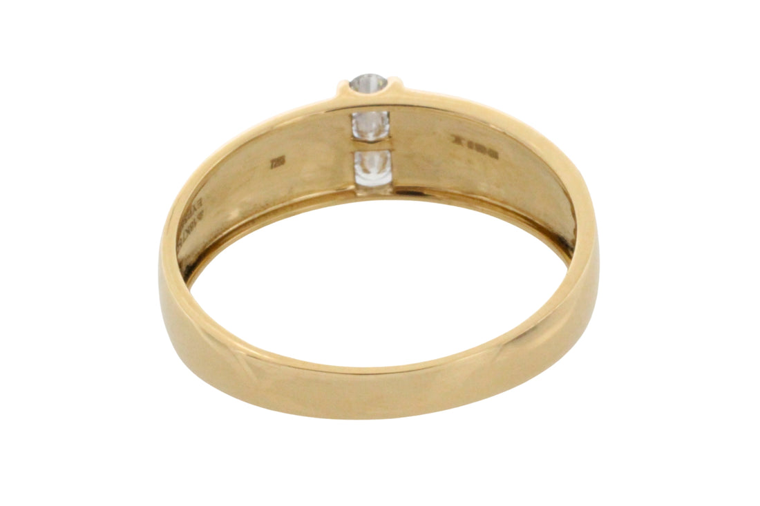 18 carat gold ring with diamonds