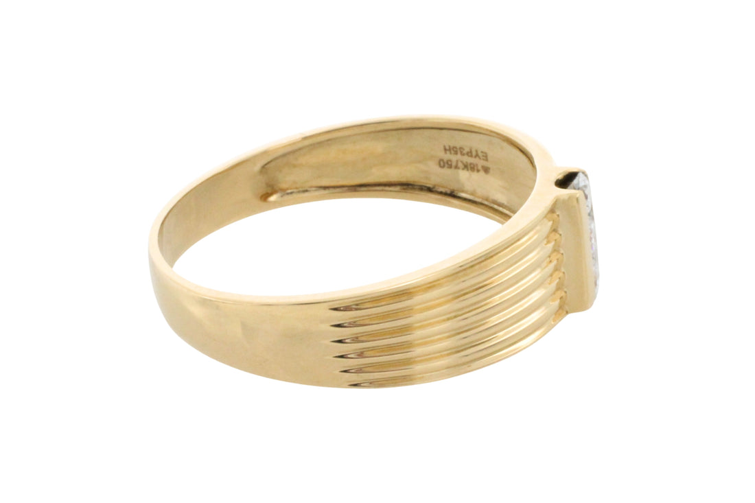 18 carat gold ring with diamonds