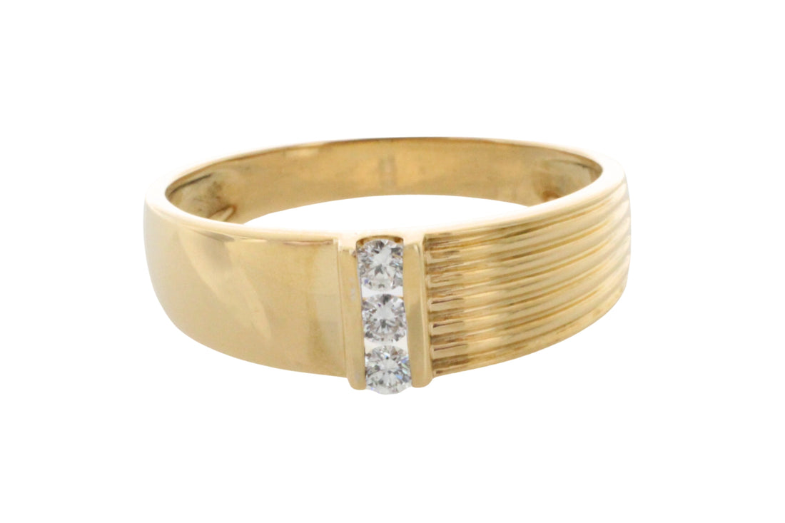 18 carat gold ring with diamonds