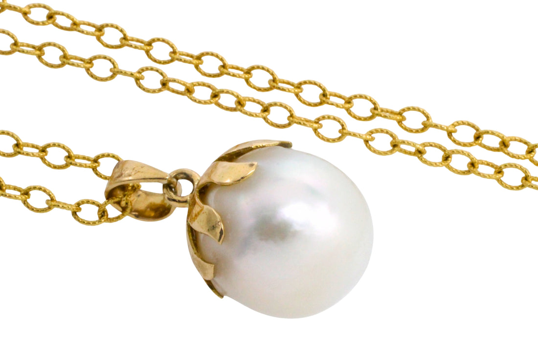 Pearl pendant and chain in 14 carat gold