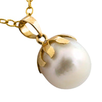 Pearl pendant and chain in 14 carat gold