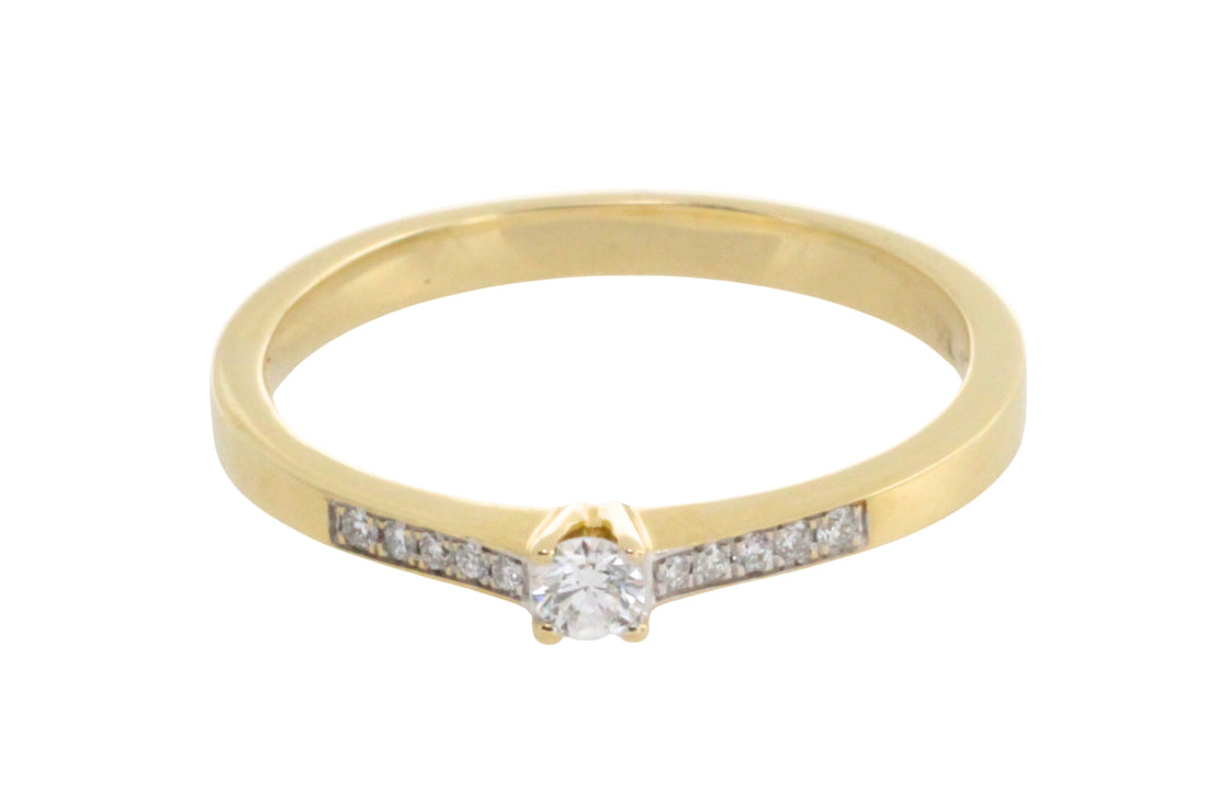 Diamond ring in 14 carat gold