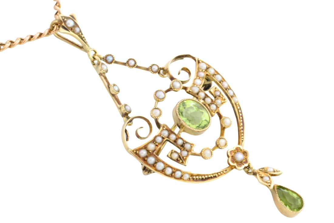 Peridot and pearl pendant and chain