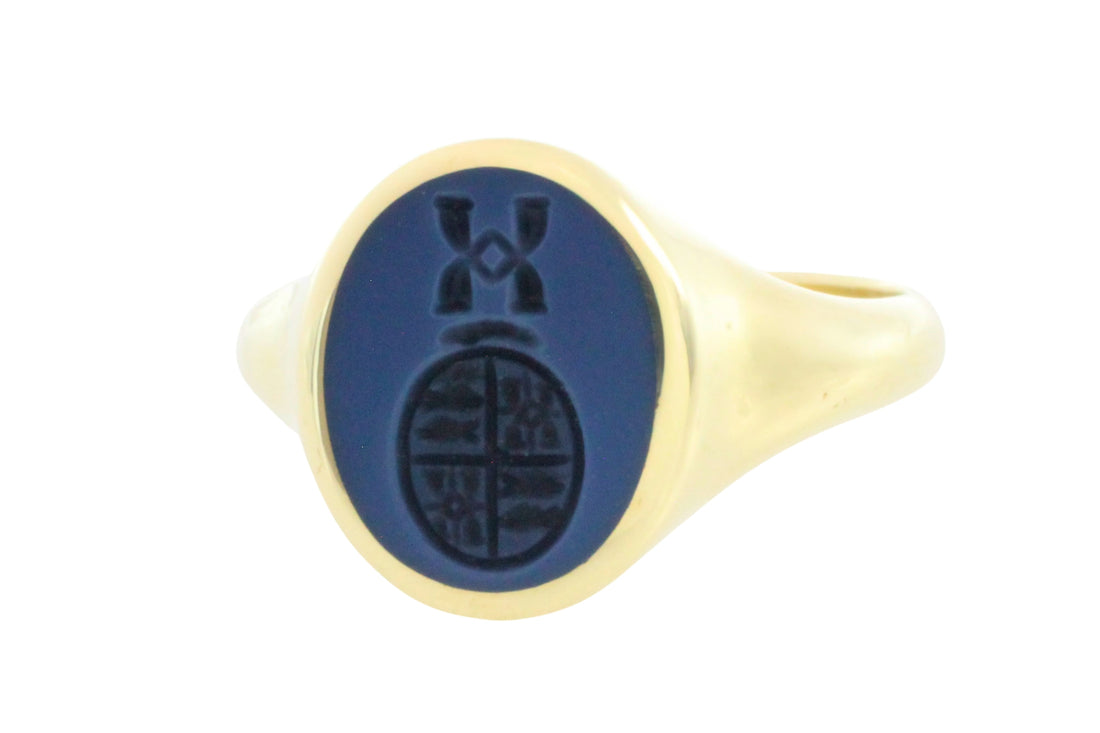 Vintage signet intaglio ring in 14 carat gold