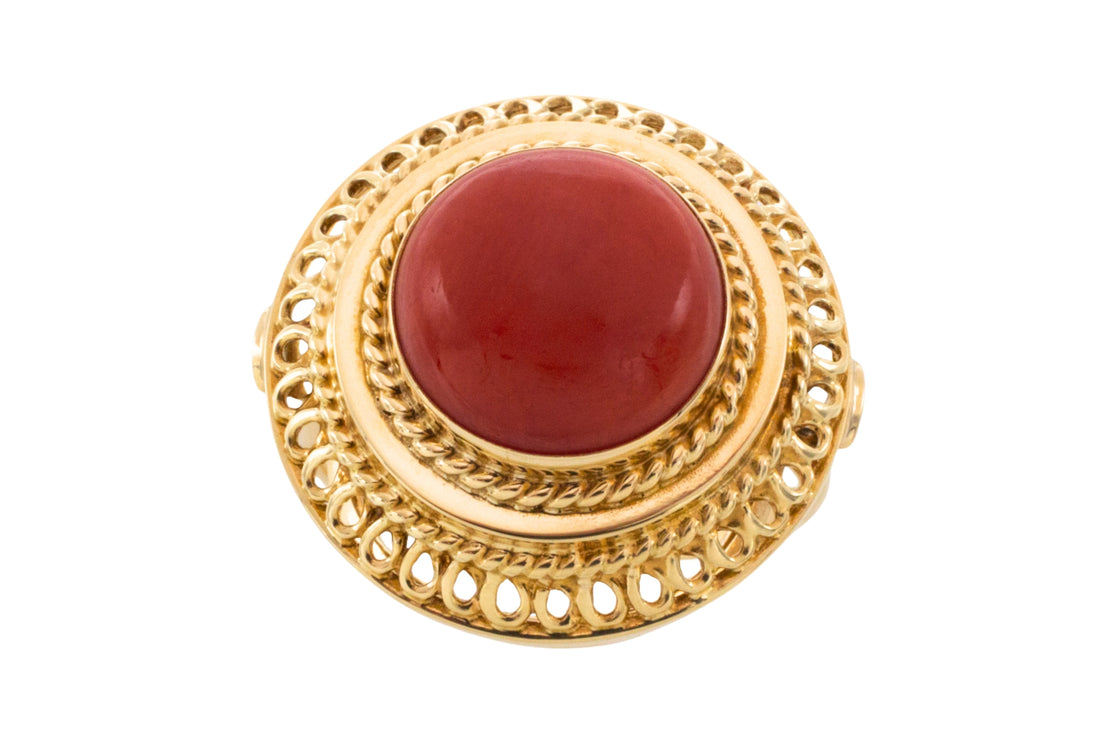 Vintage cabochon ring in 14 carat gold