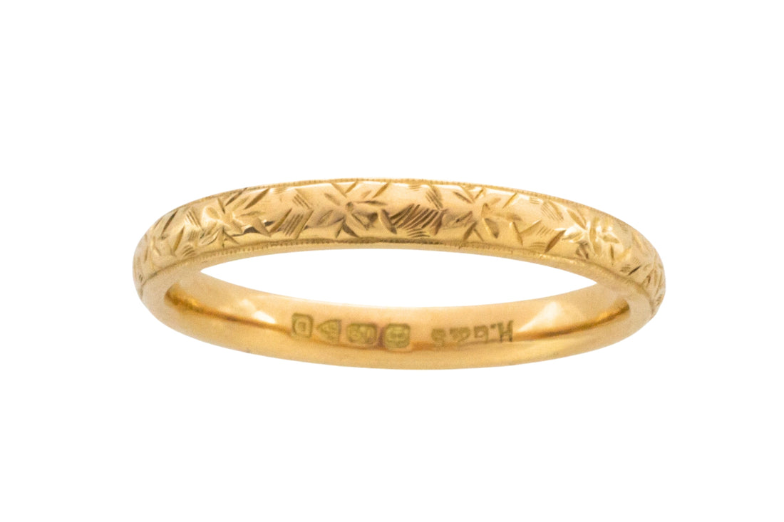 Vintage 18 carat gold band with motif