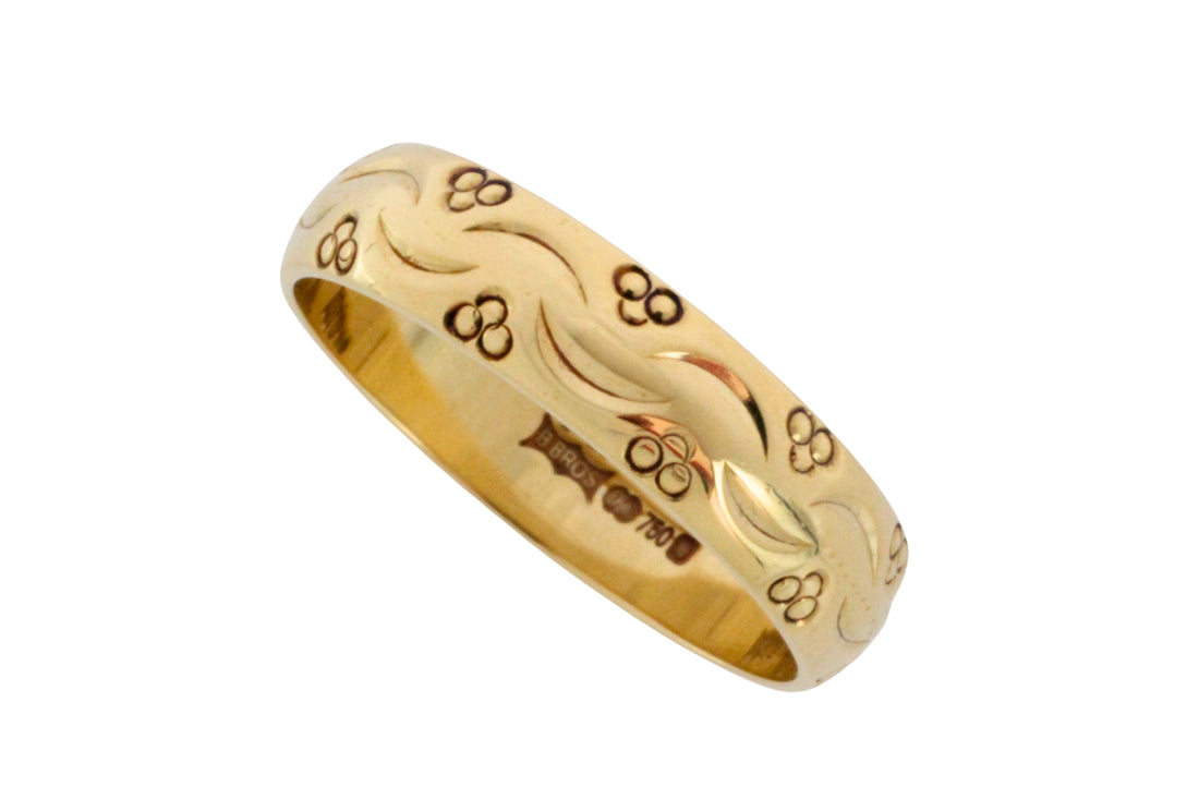 Vintage 18 carat wedding band with motif