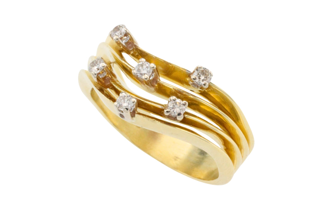 Vintage 18 carat gold ring with diamonds