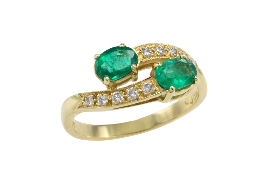 Vintage smaragd en diamanten kruiszetting ring