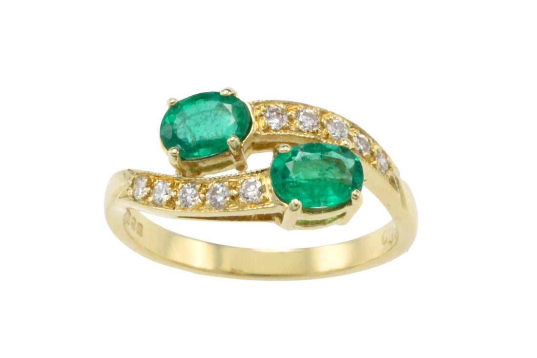 Vintage smaragd en diamanten kruiszetting ring