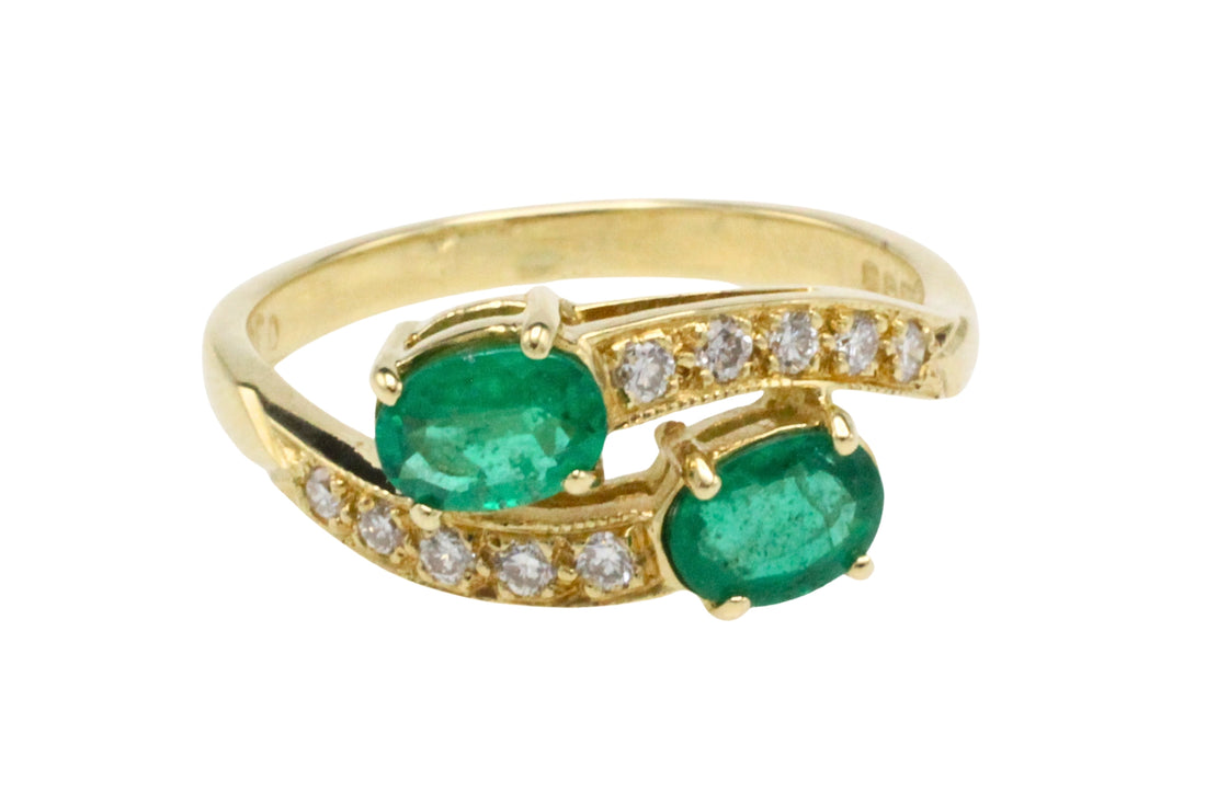 Vintage smaragd en diamanten kruiszetting ring