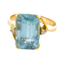 Aquamarine and diamond ring in 14 carat gold