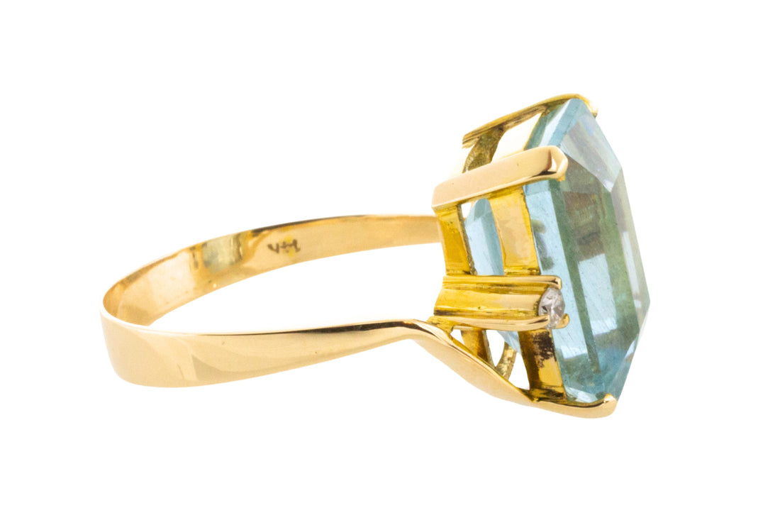 Aquamarine and diamond ring in 14 carat gold