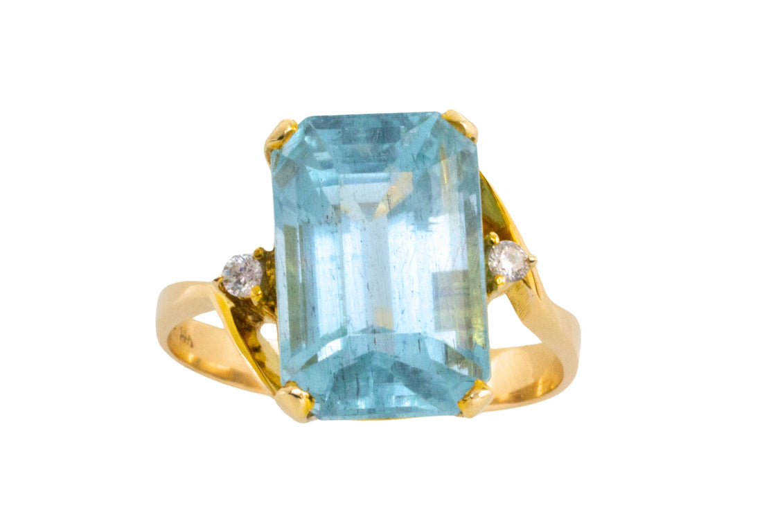 Aquamarine and diamond ring in 14 carat gold