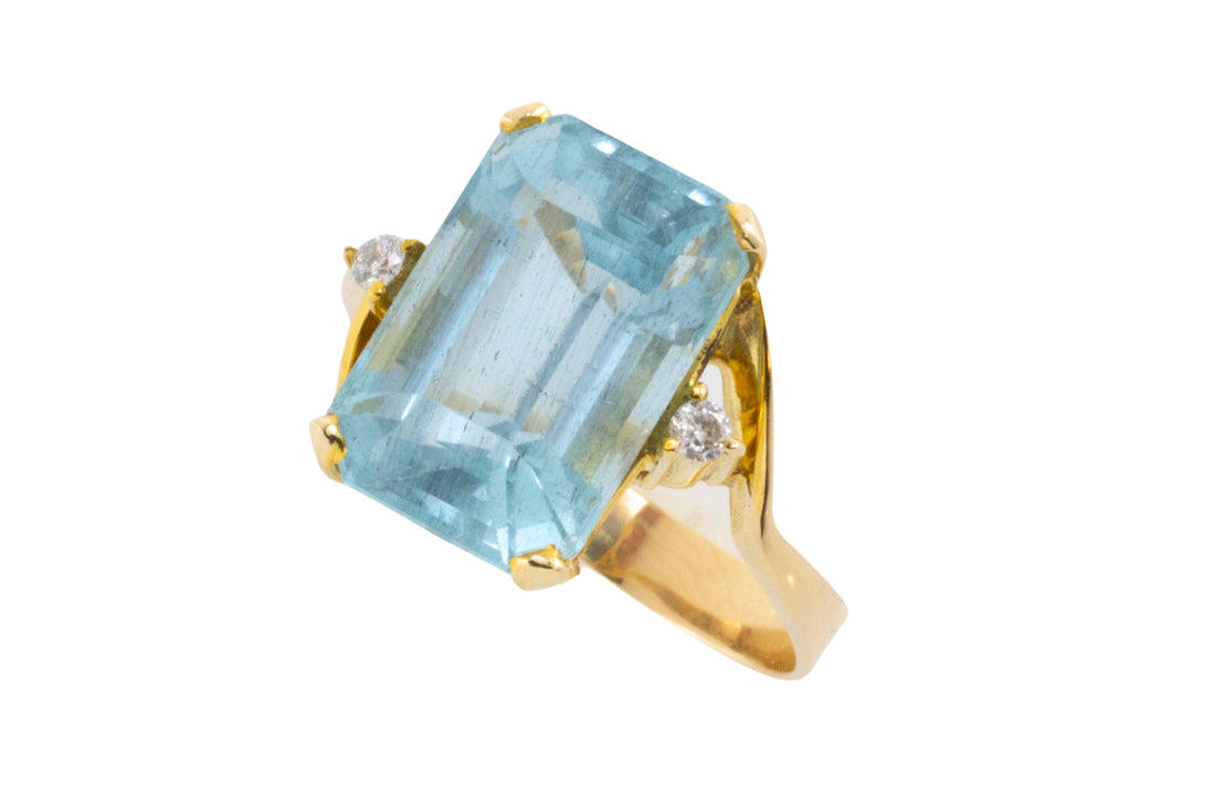 Aquamarine and diamond ring in 14 carat gold