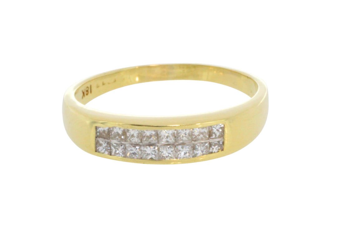 Princess cut diamond ring in 18 carat gold