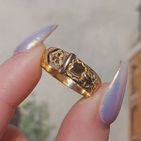 Late Victorian buckle ring in 18 carat gold from 1901