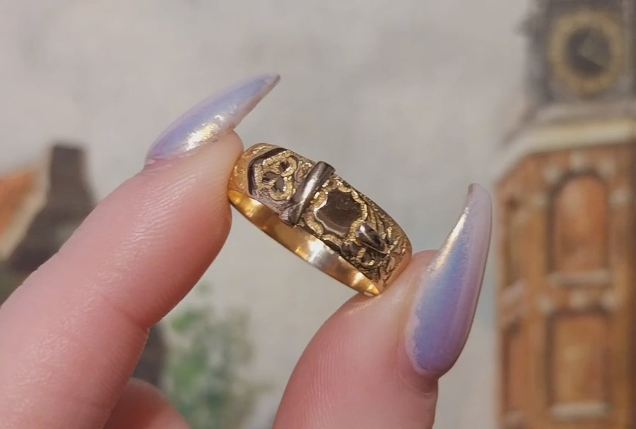 Late Victorian buckle ring in 18 carat gold from 1901