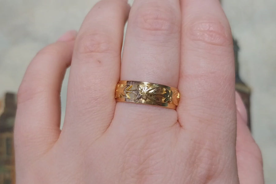 Vintage 22 carat gold band with flower motif