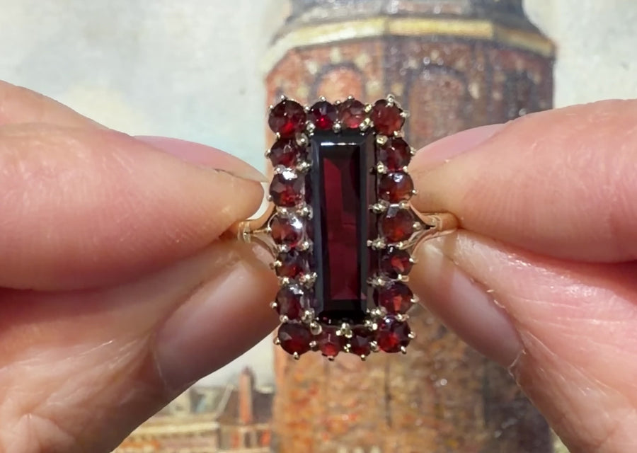 Rectangular garnet ring in 14 carat gold