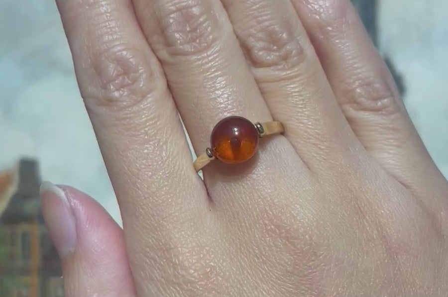 Cabochon amber ring in 14 carat gold