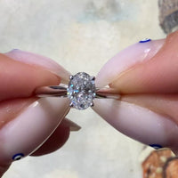 Ovale diamanten solitaire ring in platina