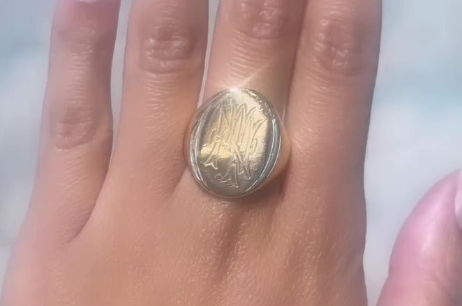 Large heavy antique signet ring from 1910