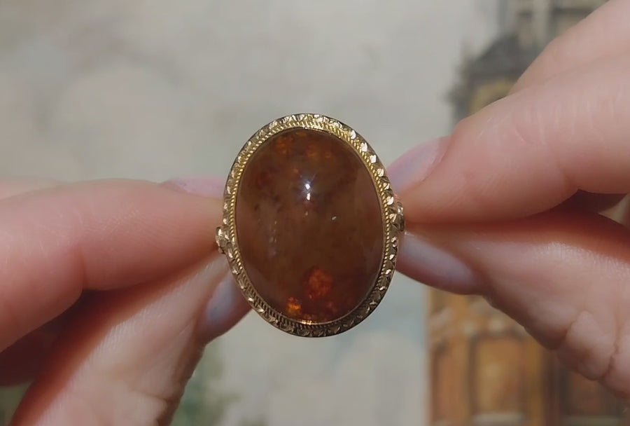 Cabochon amber ring in 18 carat gold