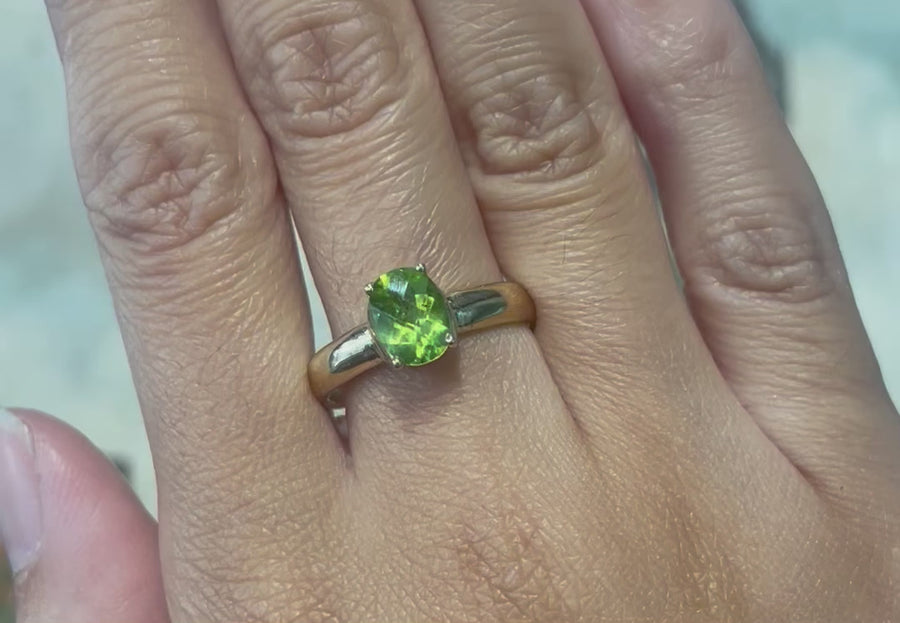 Peridot ring in 14 carat gold