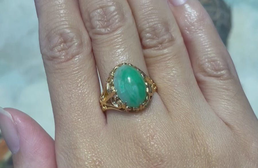 Cabochon jade ring in 14 carat gold