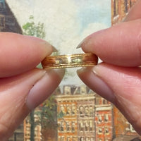 Vintage 18 carat gold band with motif