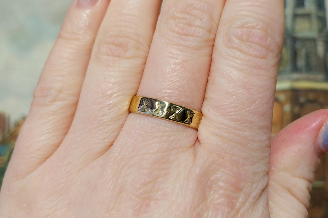 Vintage 18 carat gold wedding band with motif-wedding rings-The Antique Ring Shop