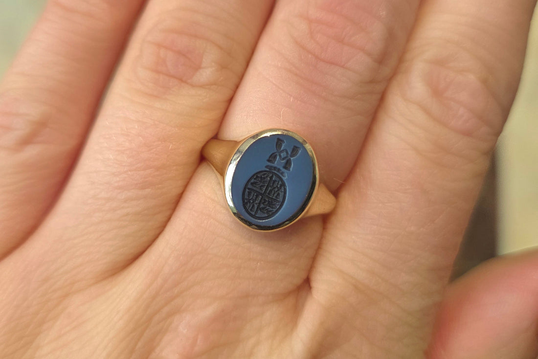 Vintage signet intaglio ring in 14 carat gold