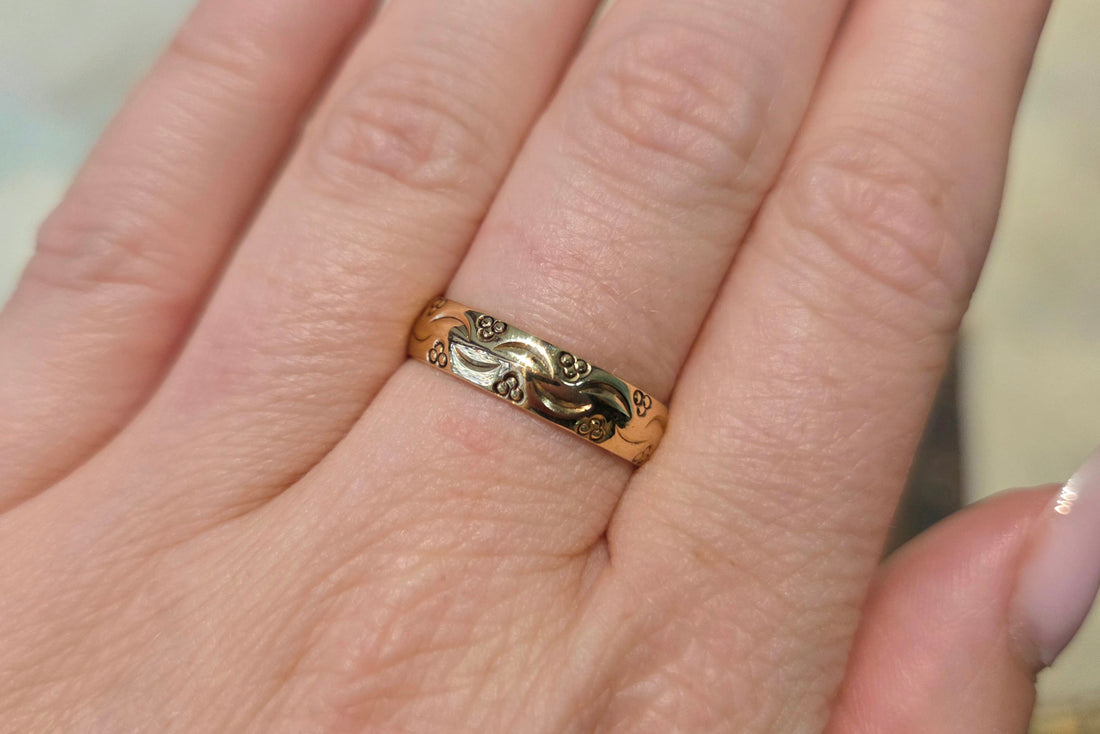 Vintage 18 carat wedding band with motif-wedding rings-The Antique Ring Shop